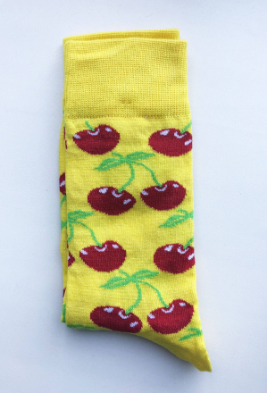 Желтые носки с вишнями
